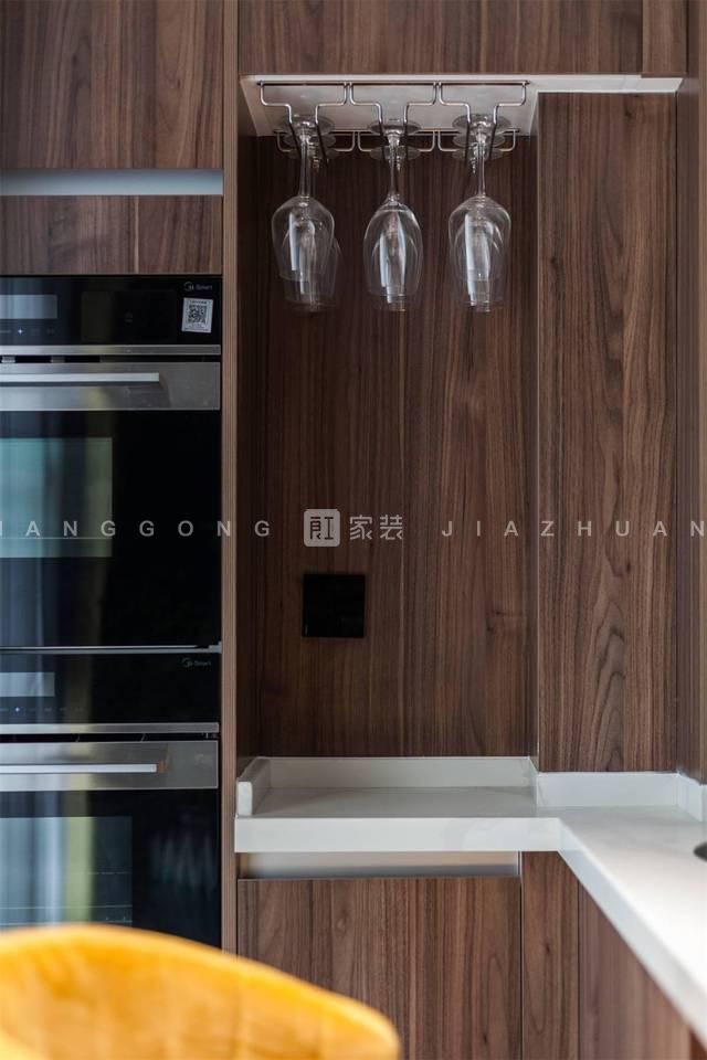 现代轻奢风格厨房装修效果图